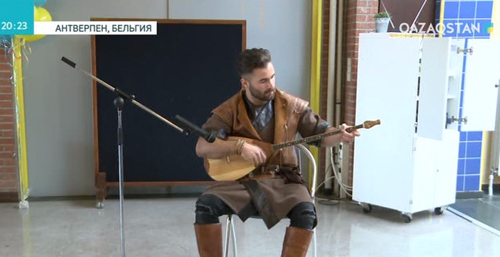 Домбырада ойнайтын еуропалықтар