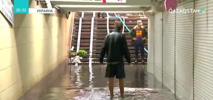 Киев көшелерін дамылсыз нөсерден кейін су басты