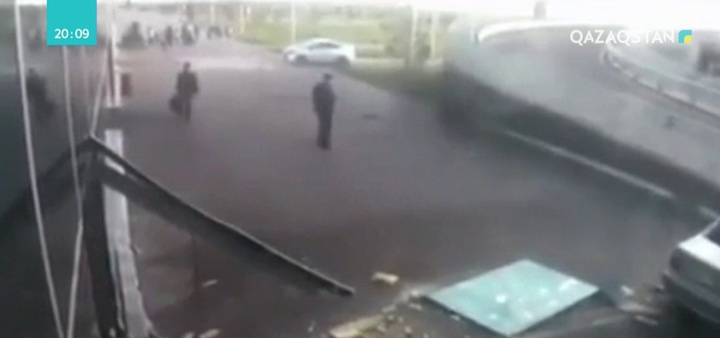 Астанда жеңіл көлік «Нұрлы жол» вокзалының қабырғасын тесіп шықты