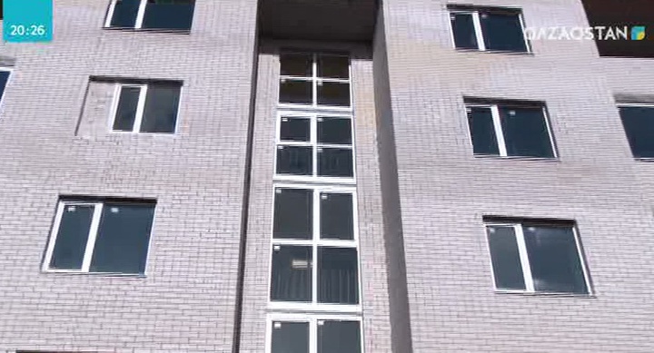 Ақтөбеде жарты жыл бұрын қолданысқа берілген көпқабатты үйдің тұрғындары жылусыз отыр