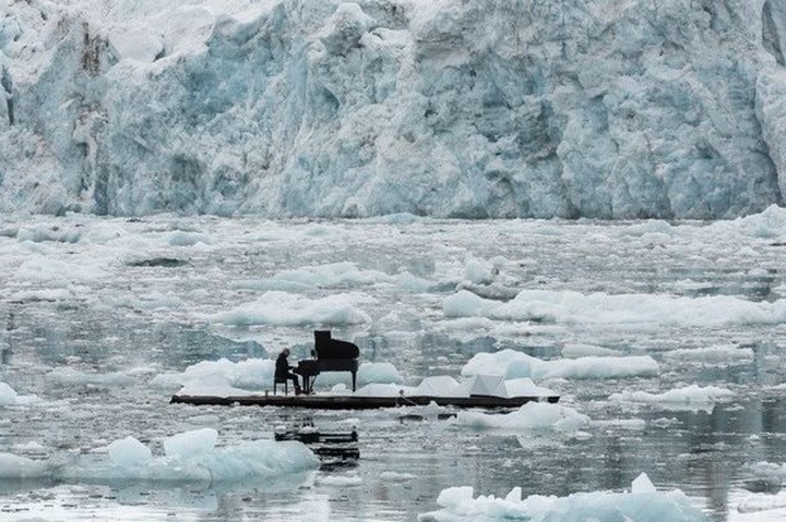 Композитор Арктикадағы мұздықтар жанында рояльмен композиция орындады