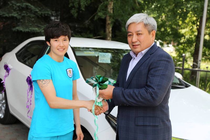 Назым Қызайбайға Toyota Corolla автокөлігінің кілті табысталды