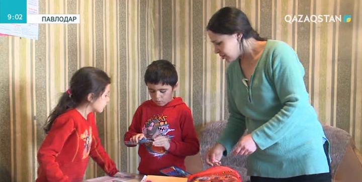 Павлодар облысында мамандар шартты түрде жазаға кесілген жағдайы төмен жандардың отбасыларына отын түсіріп беруде