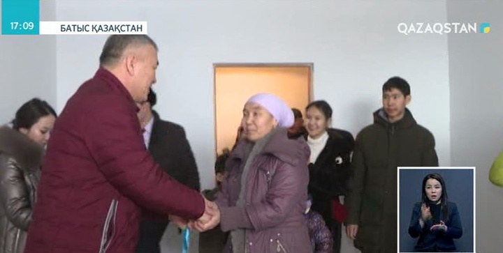 Оралда кәсіпкер көпбалалы отбасыға пәтер кілтін тарту етті