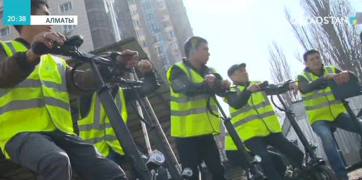 Алматылық коммуналдық кәсіпорын қызметкерлері қарызын төлемейтіндердің соңына электр-самокатпен түсті