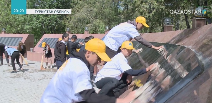 Алматы жастары қарияларға көмек көрсетіп жүр