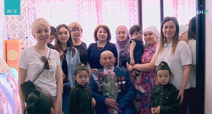 Ұлттық арна тілшісі 102 жастағы майдангер Сиқымбай Мамыровпен жүздесті