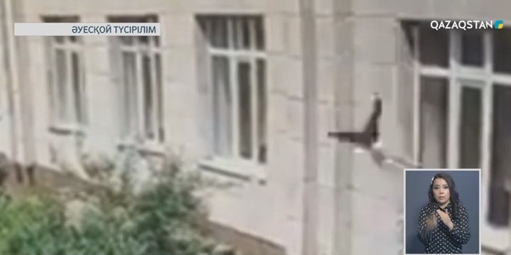 Талдықорғанда балабақша тәрбиешісі 2 жастағы қызды екінші қабаттың терезесінен құлатып алды