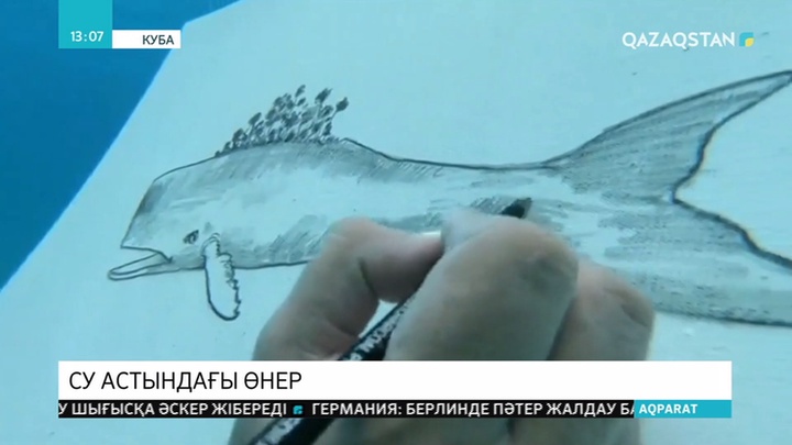 Кубалық бейнелеу өнер шебері Сандор Гонсалес теңіз астында сурет салады