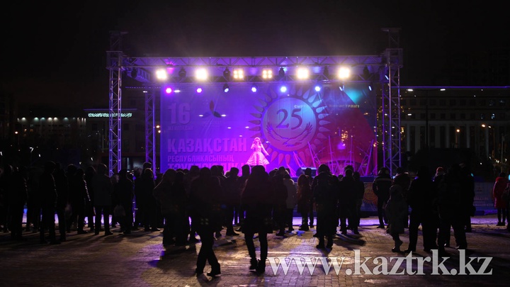 Астанада «Бәйтерек» монументінің алдында мерекелік концерт өтуде (ФОТО)