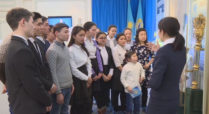 «KazNews»-тің 20:00-дегі жаңалықтарында: Қоянды орта мектебінің оқушылары ел тағдырын шешкен маңызды құжаттармен танысты