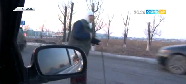 Алматының көшелерінде көлік жүргізушілерінен қайыр сұрайтындар көбейді