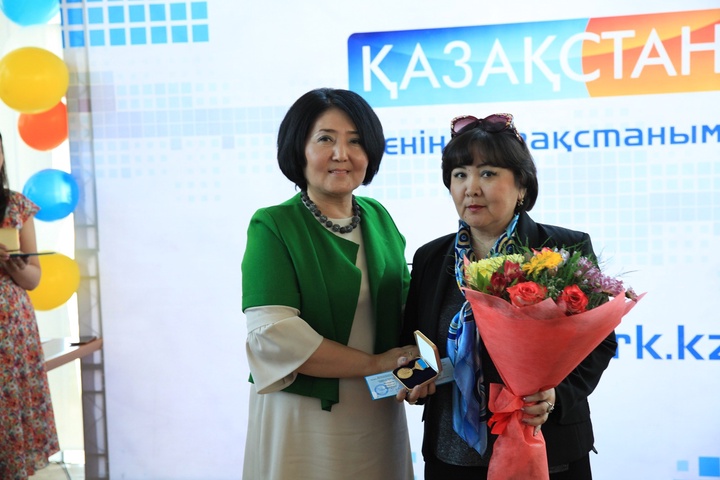 «Шалқар» радиосының жүргізушісі Мейрамгүл Исатайқызы «Ақпарат саласының үздігі» төсбелгісімен марапатталды