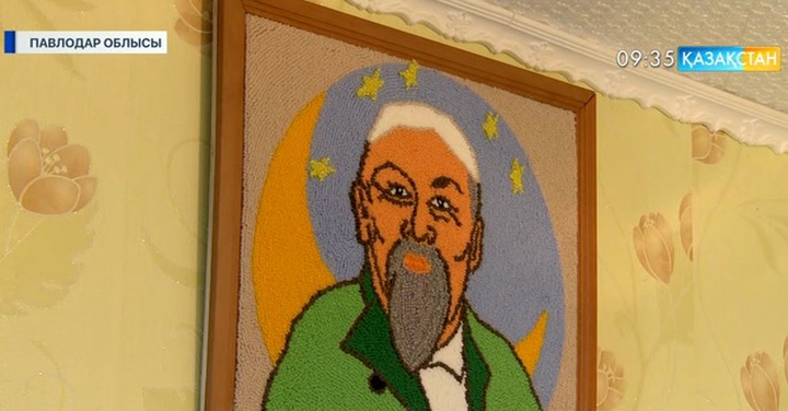 Олег Калюжный кесте тігу өнерімен айналысады