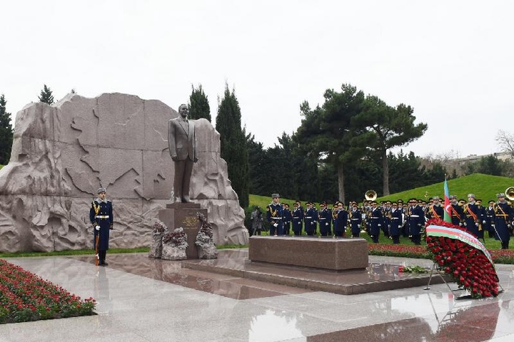 Елбасы Бакуде Гейдар Әлиевтің бейітіне гүл шоғын қою рәсіміне қатысты