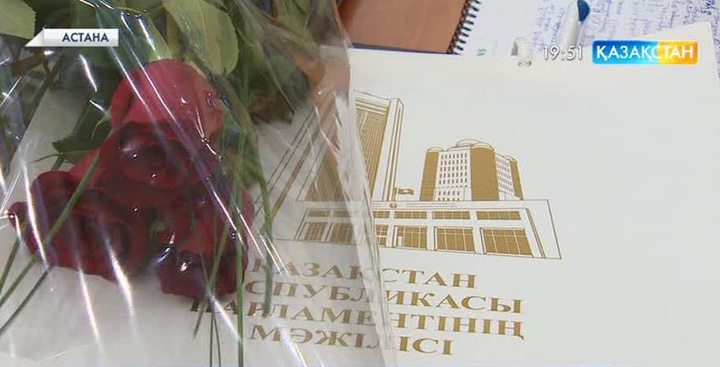 Мәжіліс төрағасы Н.Нығматулин журналистерді Байланыс және ақпарат күнімен құттықтады 