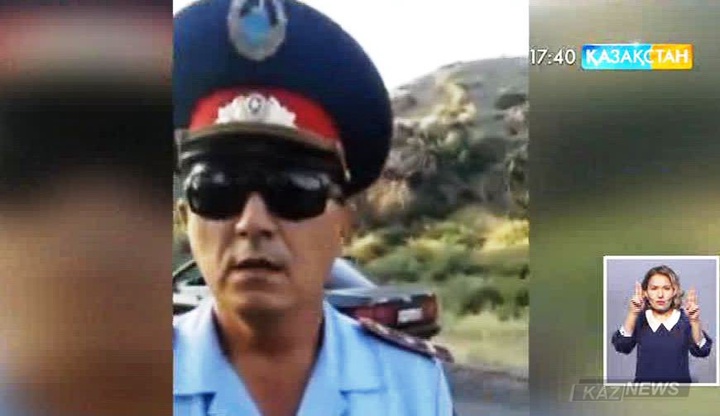 Жамбыл облысында полиция қызметкері көліктерді «ала таяқсыз» тоқтатқан