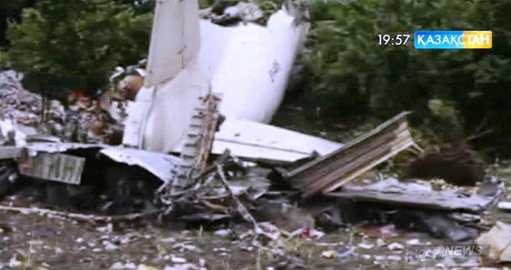 АН-12 ұшағы тұрғын үйлерге құлады