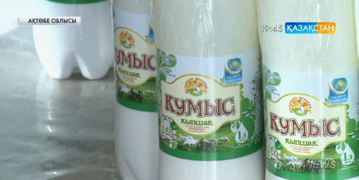 Ақтөбелік Мұхамбетәли Қойшыбаев ешкі сүтінен қымыз дайындайды