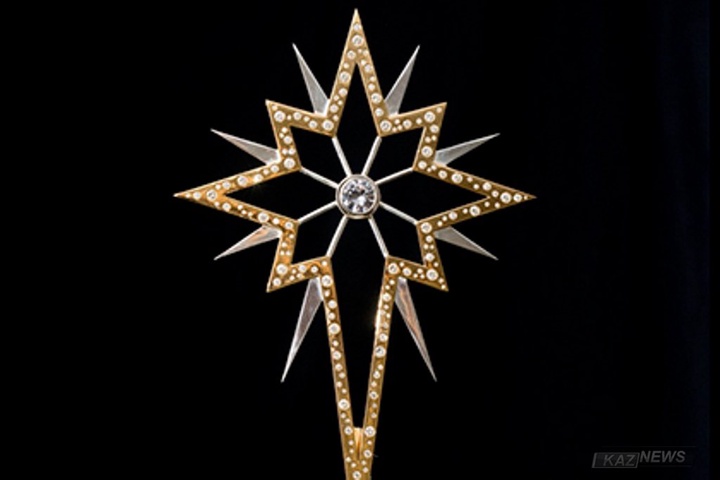 Жаңа жылдық шырша  жұлдызын  бриллианттан жасады