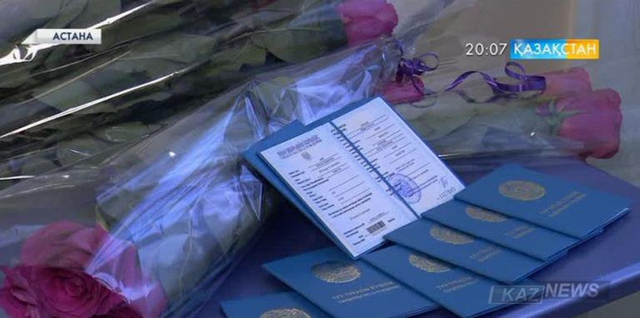 Тәуелсіздік күні қарсаңында 300-ге жуық сәбидің туу туралы куәлігі перзентханада табысталды