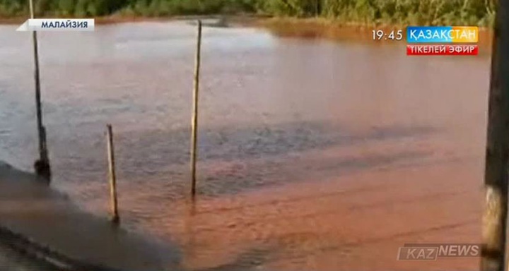 Малайзияның бір бөлігінде өзендер мен теңіз суы қызыл түске боялды