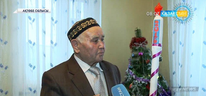 Ақтөбелік зейнеткер Сұлтанбек Тәшенов Аяз атаға арналған заманауи таяқ ойлап тапты