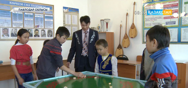 Павлодарлық мұғалім асық ойынына арналған үстел жасады