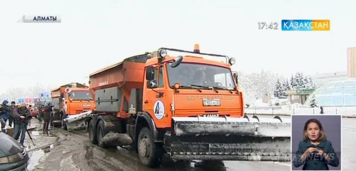 Алматыда жаңа жауған қар мен мұз қиыршықтарын дымқылдандырып ерітетін жаңа технология іске қосылды