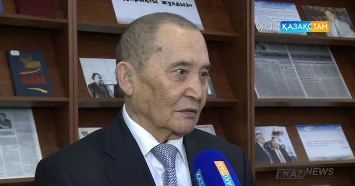 Жазушы Әкім Тарази Ұлттық кітапханаға кітаптар табыстады