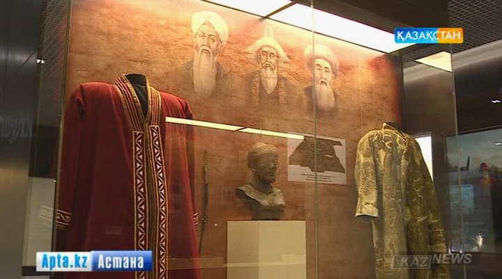 Тұрсынгүл Жайлаубаева Қазыбек бидің шапанын қайта қалпына келтіруде