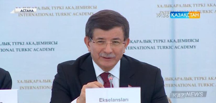 Түркия Премьер-министрі Ахмет Давутоғлы Астанадағы Түркі Академиясына барып зиялы қауым өкілдерімен кездесті