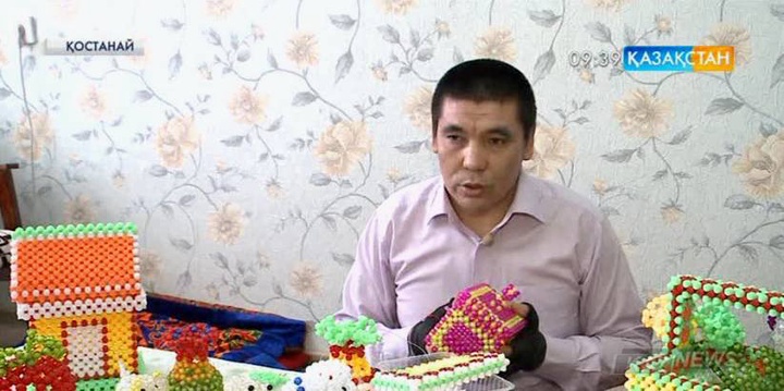 Бақтыбай Кенжеғұлов моншақтан ерекше бұйымдар жасайды