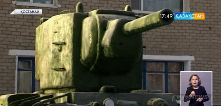 Қостанай облысындағы Затобол кентінің тұрғындары қардан танкінің мүсінін жасады