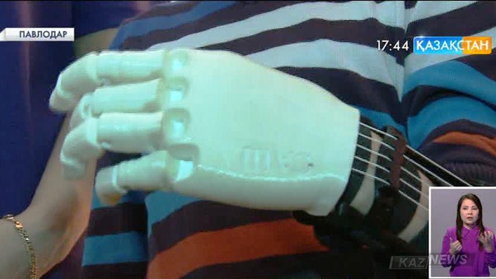 Павлодарлық оқушылар 3D принтерде қолдың протезін жасап, мүгедек балаға сыйға тартты