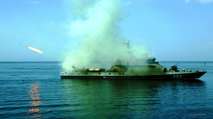 Әскери-теңіз күштері зымыран-артиллериялық кемелері жаттығу өткізіп жатыр