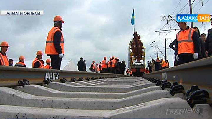 «Алматы-1 – Шу» бағытындағы магистральға алғаш рет Қазақстанда жасалған рельстер төселді