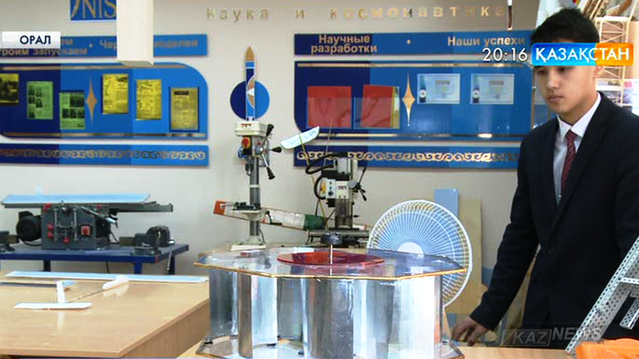 Оралдық оқушылар қашықтықтан оқытатын робот пен оқушының түзу отыруын қадағалайтын орындық ойлап тапты