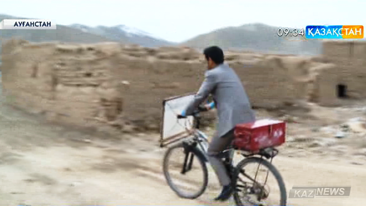 Ауғанстанның Бамиан қаласында тұратын мұғалім мектебі жоқ шалғай ауылдарға велосипедпен кітап тасып жүр