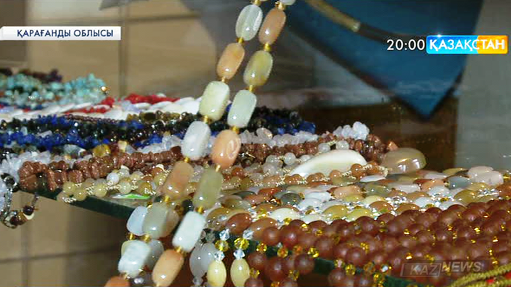 Қарқаралы ауданында тұратын Бердіхан әулеті емдік тастардан әшекей бұйымдар жасайды
