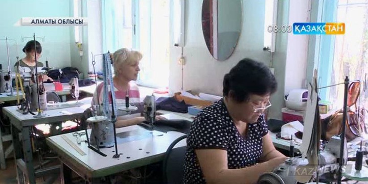 Үштөбелік Наталья Ким киім-кешектеріне өрнек салатын қондырғыны сынақтан өткізуде