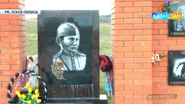 Қазақ спортшылары Әлия мен Мәншүк жерленген Псков облысына барып, тағзым етті