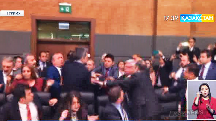 Түркия парламентінде конституциялық комиссия отырысы тағы да төбелеске ұласты