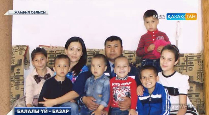 Жамбылдық полиция қызметкері балалар үйінен бес бірдей баланы  асырап алды
