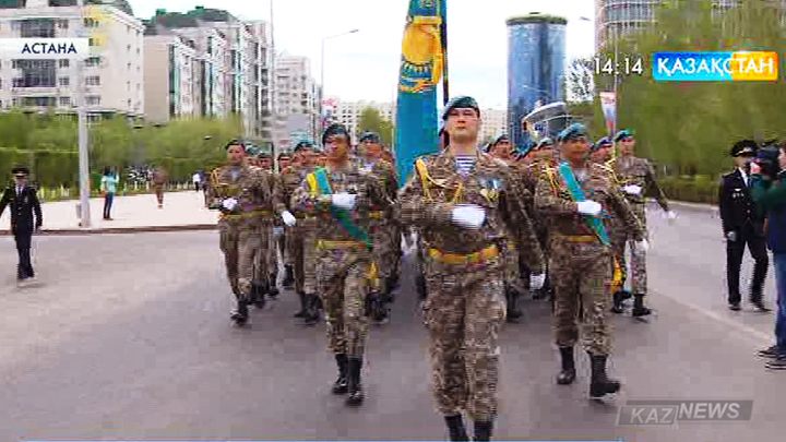 Астана көшелерінде мерекеге орай сарбаздар патриоттық әскери әндерді шырқады