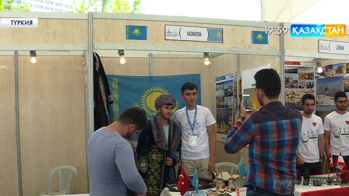 Анкарада түрлі ұлыс өкілдерінің студенттері арасында халықаралық жәрмеңке өтіп жатыр