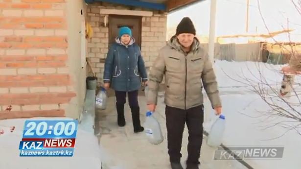 «KazNews»-тің қорытынды жаңалықтарында: Пригородный ауылының тұрғындары ауызсуды 8 шақырым жердегі қаладан тасып ішіп отыр