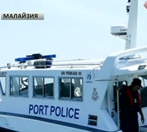 Малайзияда аударылған қайықтан 60 адам құтқарылды (ВИДЕО) 