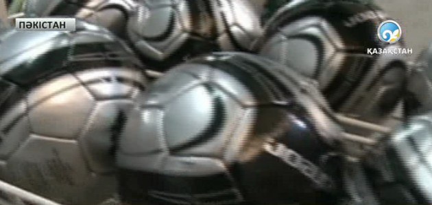Пәкістан: Санделдар әулеті 110 жылдан бері футбол добын шығарады
 
