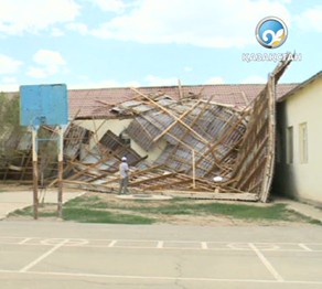 Атырауда жел мектеп шатырын ұшырып әкетті